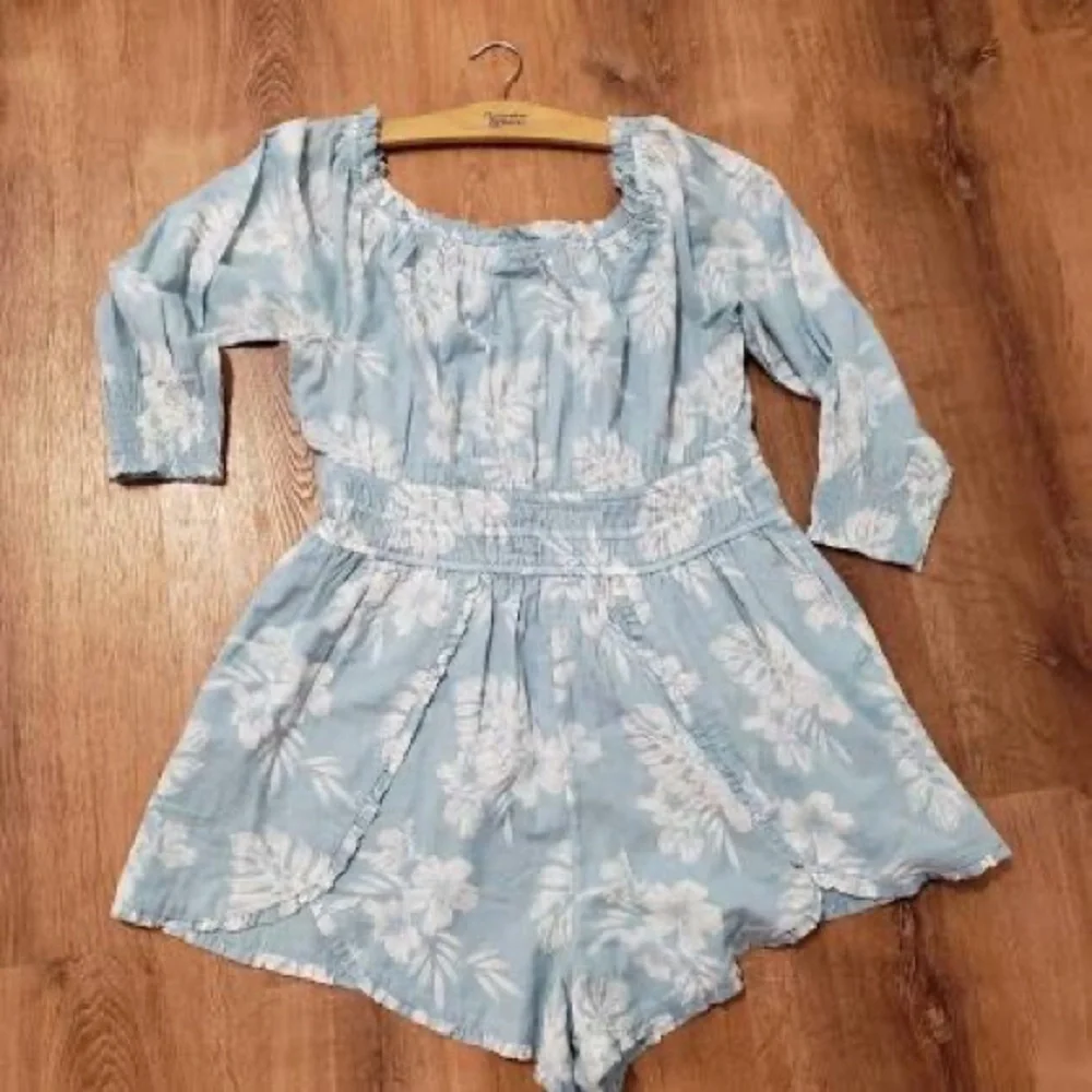 AEO blue floral smocked romper. Size M. Excellent preworn condition. - Picture 9 of 9